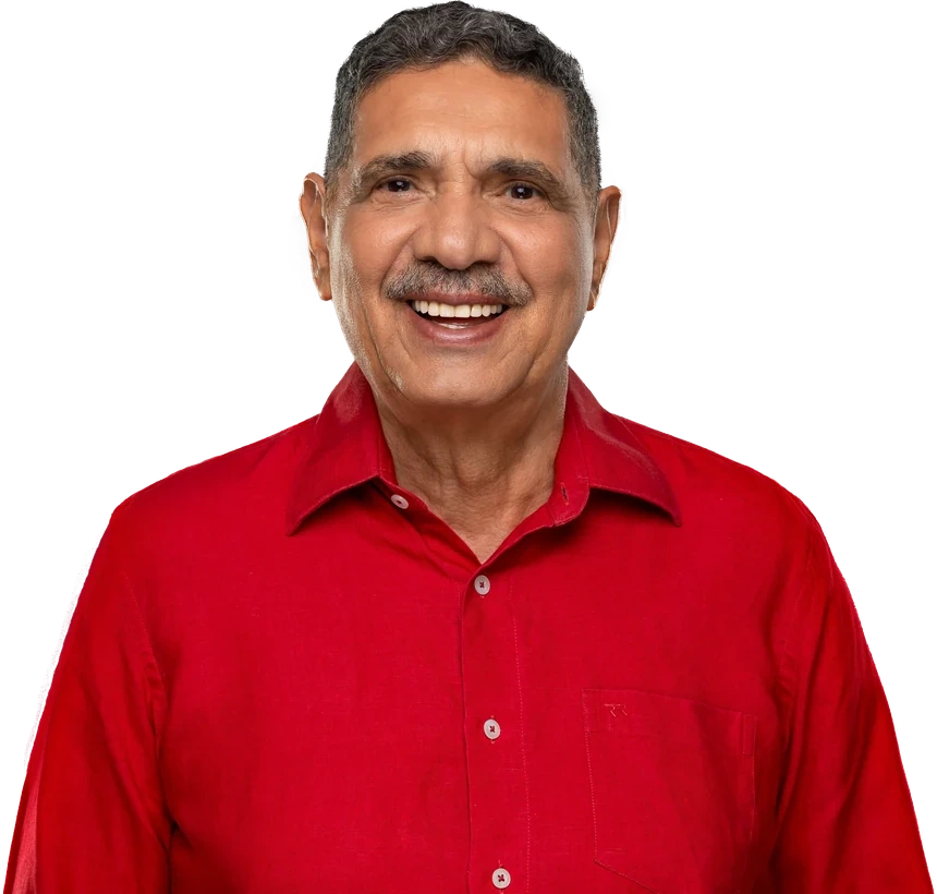 João Paulo, candidato a deputado estadual, sorrindo de camisa vermelha